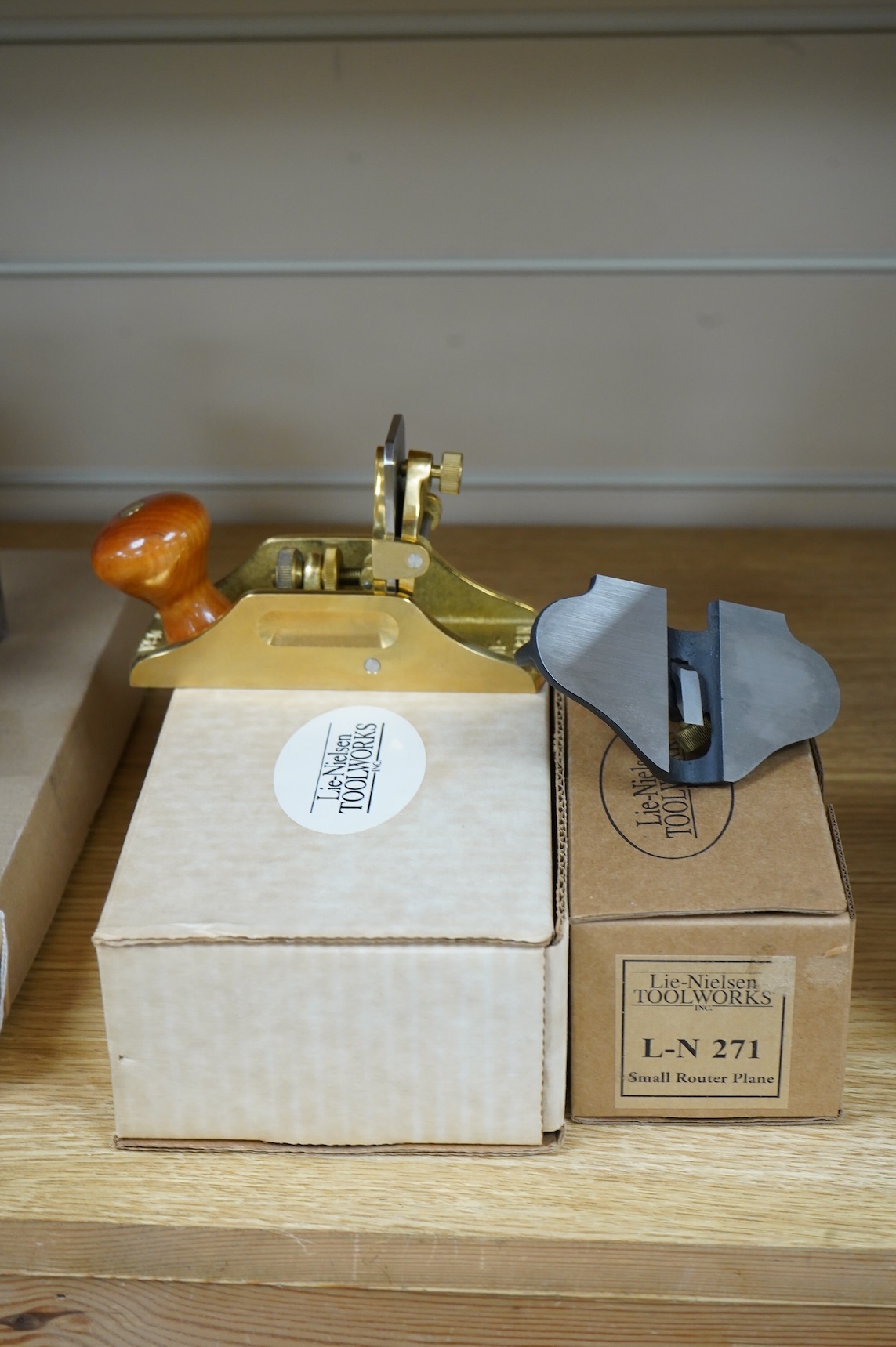 A boxed Lie Nielsen Toolworks bronze violin scraper plane (No.212) together with a boxed small router plane (L-N 271)